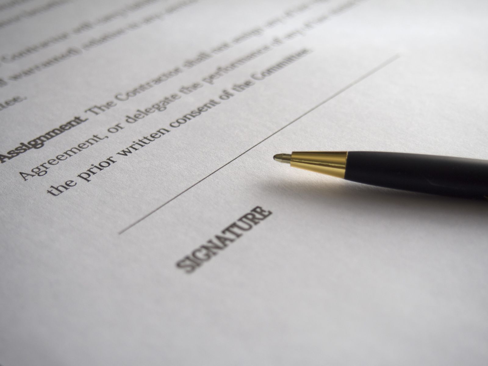 Caneta sobre contrato aguardando assinatura